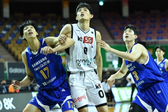 kt 하윤기(가운데)가 삼성 이원석(왼쪽) 등과 리바운드를 다투는 모습.[KBL 제공]