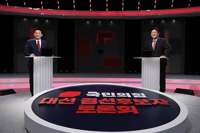 국민의힘 유승민 전 의원(오른쪽)과 원희룡 전 제주지사가 15일 저녁 서울 마포구 상암동 MBC 사옥에서 열린 '1대1 맞수토론'에 앞서 포즈를 취하고 있다.  / 사진 = 국회사진기자단