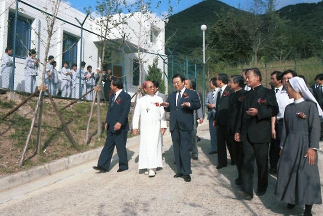 ▲ 개원 당시 영보자애원 모습. 왼쪽 철망 뒤편으로 영보자애원에 수용된 이들이 보인다. 사진=서울사진아카이브