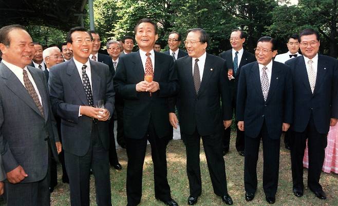 고건총리 금융기관장 오찬
고건 총리 초청으로 금융기관장들이 4일 총리공관에서 오찬모임을 가졌다. 앞줄 왼쪽부터 이동호 은행연합회장, 이경식 한은 총재, 고건 총리, 강경식 부총리, 이규증 국민은행장, 이관우 한일은행장. 1997.6.5 [매일경제 백두현 기자]