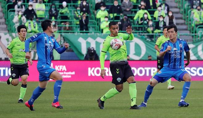 울산 현대와 전북 현대가 ACL 8강전에서 격돌한다. 사진은 지난해 열린 2020 하나은행 FA컵 결승 2차전 전북 현대와 울산 현대의 경기 당시 모습. /사진=뉴시스