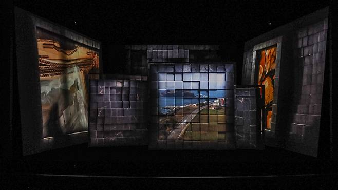 [서울=뉴시스] 미디어아트 퍼포먼스 '낯섦'. 2021.10.15. (사진 = 고양문화재단 제공) photo@newsis.com