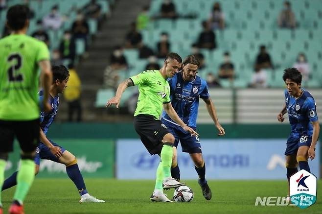 [서울=뉴시스] 울산과 전북의 현대가더비. (사진=프로축구연맹 제공)