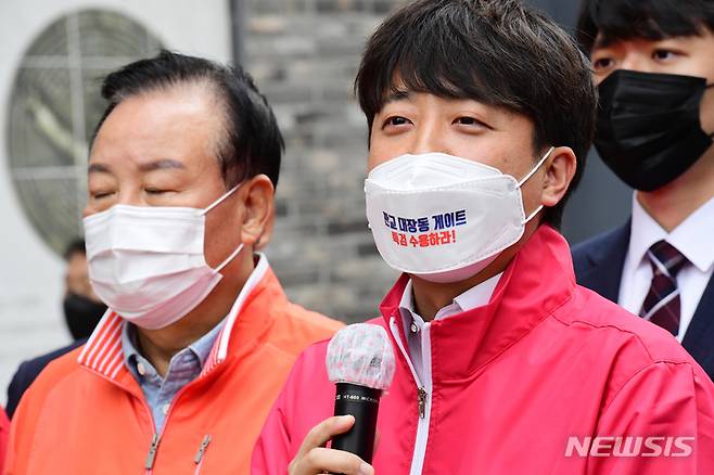 [창원=뉴시스] 차용현 기자 = 16일 오후 국민의 힘 이준석 당 대표가 경남 창원시 마산합포구 소재 3.15의거 발원지 기념관 앞에서 ‘대장동 게이트 특검 촉구 1인 도보 피케팅’에 앞서 특검수용을 촉구하고 있다. 2021.10.16. con@newsis.com