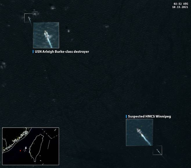 [서울=뉴시스] 미군과 캐나다군 구축함이 15일 오후 대만해협을 지나는 모습이 담긴 인공위성 사진. (사진=SCSPI 트위터 갈무리) 2021.10.16. *재판매 및 DB 금지
