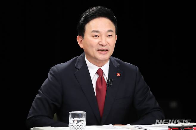 [제주=뉴시스] 우장호 기자 = 국민의힘 원희룡 대선 경선 후보가 13일 오후 제주시 도남동 KBS제주방송국에서 열린 합동토론회에 참석해 발언하고 있다.  (제주도사진기자회) 2021.10.13. woo1223@newsis.com