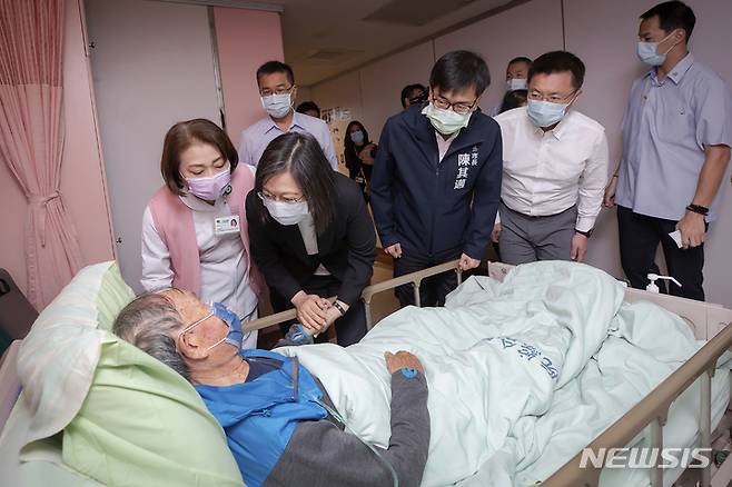 [가오슝=AP/뉴시스] 차이잉원(蔡英文) 대만 총통(왼쪽에서 두번째)이 16일(현지시간) 가오슝 주상복합 건물 화재 사건 부상자를 위문하고 있다. 앞서 대만 남부 가오슝시 옌청에서 지난 14일 새벽 발생한 13층 주상복합 건물 화재로 46명이 사망했다. 2021.10.16