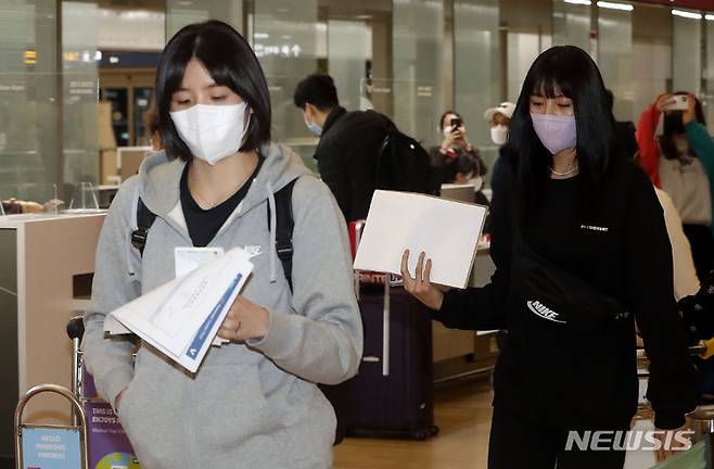 [인천공항=뉴시스] 홍효식 기자 = 학교폭력과 가정폭력 의혹에 휩싸인 이재영(왼쪽), 이다영 쌍둥이 자매가 16일 오후 인천국제공항을 통해 그리스로 출국하고 있다. 이들은 지난 9일 개막한 2021-22 시즌 그리스 리그 PAOK 테살로니키 구단에 합류한다. 2021.10.16. yesphoto@newsis.com