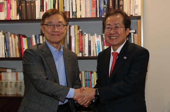 국민의힘 홍준표 대선 경선 후보가 16일 밤 국민의힘 대선후보 경선에서 탈락한 최재형 전 감사원장의 서울 양천구 목동 자택을 방문, 최 전 감사원장과 악수하고 있다. 연합뉴스