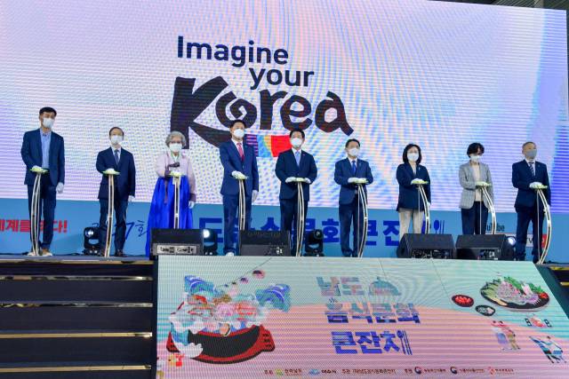 ▲지난 15일 ‘제27회 남도음식문화큰잔치’ 개막식에서 김영록 전라남도지사와 권오봉 여수시장 등 주요 인사들이 ‘국제행사 비전선포식’을 통해 남도음식의 유서 깊은 역사를 잇고 남도음식을 세계에 알려 국가브랜드로 구축하자는 비전을 힘차게 선포했다. ⓒ여수시