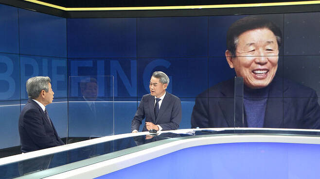 매주 월요일 SBS 주영진의 뉴스브리핑 '정치 좌충우돌' 코너 고정 패널로 출연하고 있다