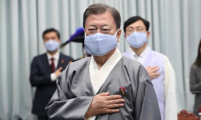 문재인 대통령이 지난 12일 오전 청와대 여민관 영상회의실에서 열린 국무회의에 가을 한복문화주간을 맞아 한복을 입고 참석, 국민의례를 하고 있다. 뉴시스