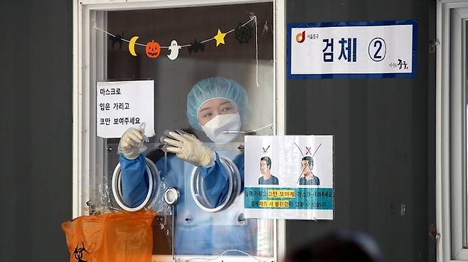 서울 중구 서울역광장에 마련된 코로나19 임시선별검사소의 의료진. 뉴스1