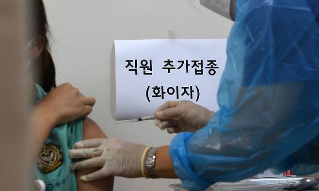 지난 14일 대구 서구 대구의료원 라파엘웰빙센터 코로나19 예방접종센터에서 의료진이 추가접종(부스터샷)을 접종 받고 있다. 뉴시스