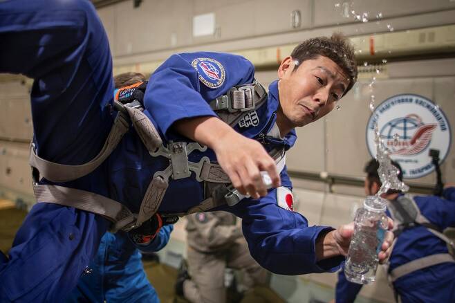 러시아 우주센터에서 무중력 훈련 중인 마에자와 유사쿠. 사진=로이터 연합뉴스