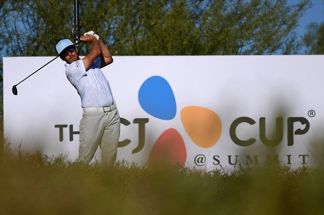 리키 파울러가 15번홀에서 티샷하고 있다. (사진=AFPBBNews)