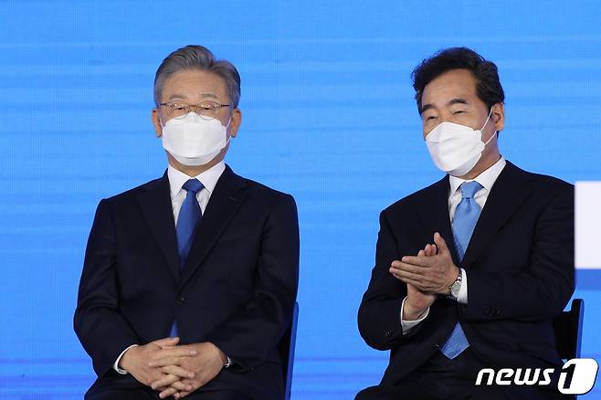 이재명 더불어민주당 대선 후보(왼쪽)와 이낙연 전 대표. 2021.10.10/뉴스1 © News1 국회사진취재단