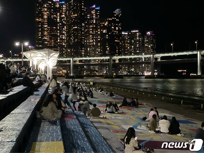 16일 저녁 부산 수영구 민락수변공원에 방문객들이 모여 있다.2021.10.16/© 뉴스1 이유진 기자