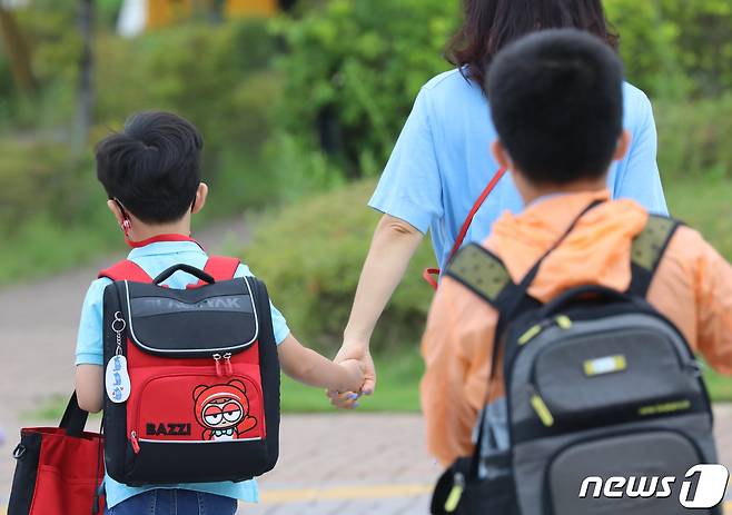 경기 화성 한 초등학교에서 학생들이 등교하고 있다.2021.9.6/뉴스1 © News1 김영운 기자