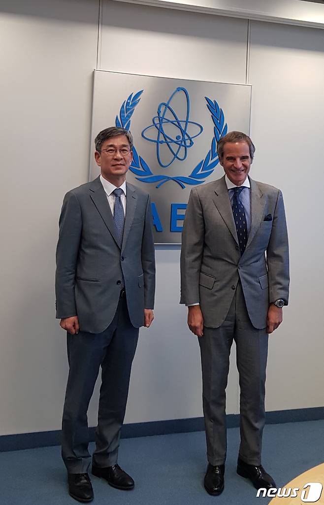지난 15일(현지시간) 오스트리아 빈에서 라파엘 그로시(오른쪽) IAEA 사무총장이 함상욱 외교부 다자외교조정관과 만나 일본 후쿠시마 오염수 등과 관련해 논의했다.(외교부 제공)© 뉴스1