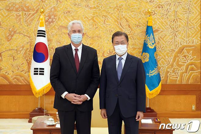 문재인 대통령이 지난 15일 청와대 본관 접견실에서 윌리엄 번스 미국 중앙정보국(CIA) 국장과 기념촬영을 하고 있다. (청와대 제공) 2021.10.15/뉴스1