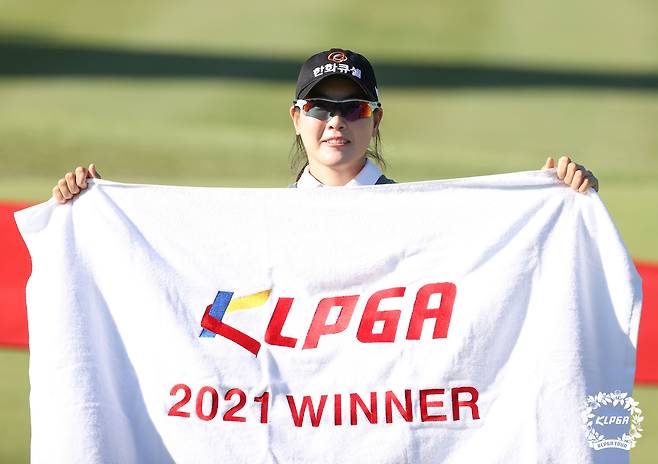 이정민이 17일 전북 익산CC에서 열린 '동부건설-한국토지신탁 챔피언십' 최종 라운드에서 우승한 뒤 기념촬영하고 있다. (KLPGA 제공) 2021.10.17/뉴스1