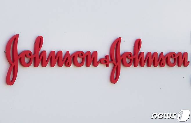 미국 캘리포니아주 얼바인 소재 신종 코로나바이러스 감염증 백신 얀센 제조업체인 존슨앤드존슨 건물 입구 간판 2019.08.28 © AFP=뉴스1