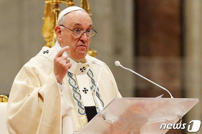 17일 성 베드로 대성당에서 미사를 집전하고 있는 프란치스코 교황. © 로이터=뉴스1