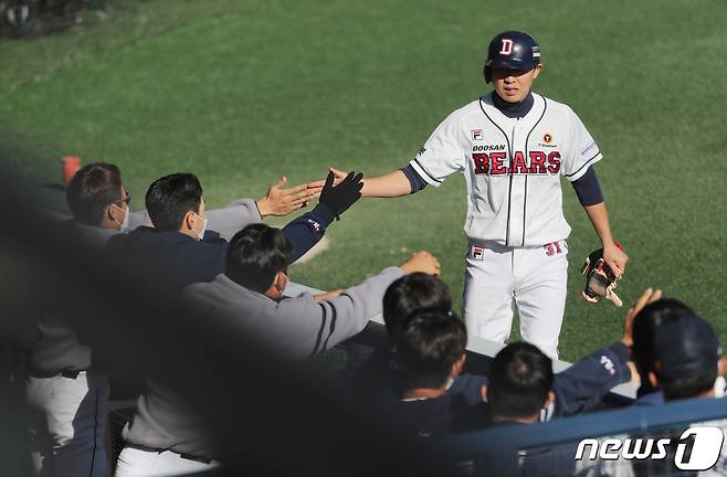 17일 오후 서울 송파구 잠실야구장에서 열린 '2021 신한은행 SOL KBO리그' 두산 베어스와 KIA 타이거즈의 경기 3회말 1사 3루 상황, 두산 정수빈이 KIA 선발 이민우 폭투때 홈인한 후 동료 선수들의 축하를 받고 있다. 2021.10.17/뉴스1 © News1 이재명 기자