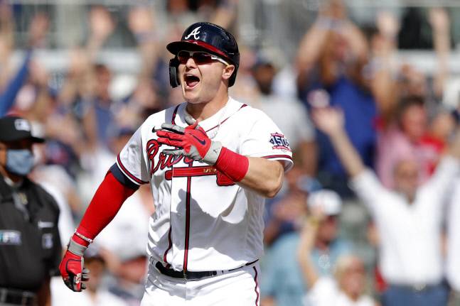 애틀랜타 브레이브스 작 피더슨이 NLDS 3차전에서 대타 3점 홈런을 터뜨린 뒤 좋아하고 있다. 피더슨은 2014년 LA 다저스에서 데뷔해 2020시즌 후 프리에이전트가 돼 팀을 떠났다. AFP연합뉴스