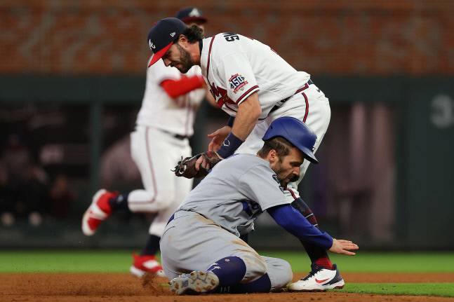 9회 주루플레이 판단미스로 애틀랜타 유격수 댄스비 스완슨에 아웃되고 있는 LA 다저스 크리스 테일러. 애틀랜타(조지아주)|AFP연합뉴스