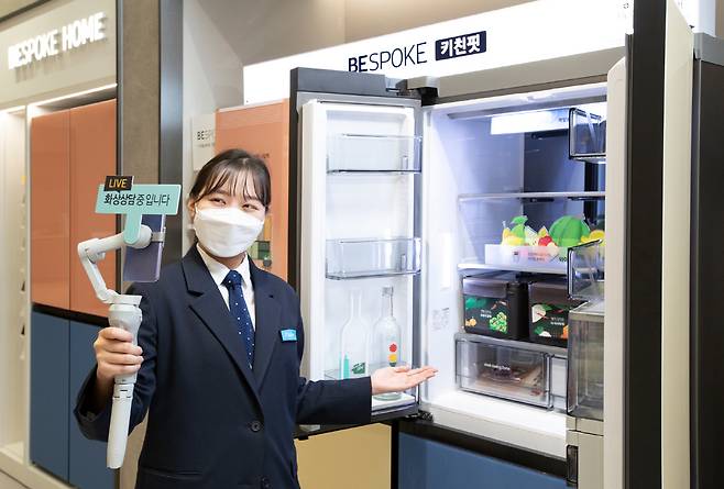 삼성전자 제품 전문 상담사(디테일러)가 삼성 디지털프라자 삼성대치점에서 비대면 화상 상담 서비스(e-디테일러)를 진행하고 있는 모습.