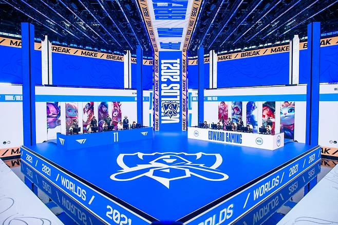 16일 한국의 T1과 중국의 EDG가 롤드컵 그룹 스테이지 B조 2라운드 경기를 갖고 있는 모습. 사진제공=라이엇게임즈