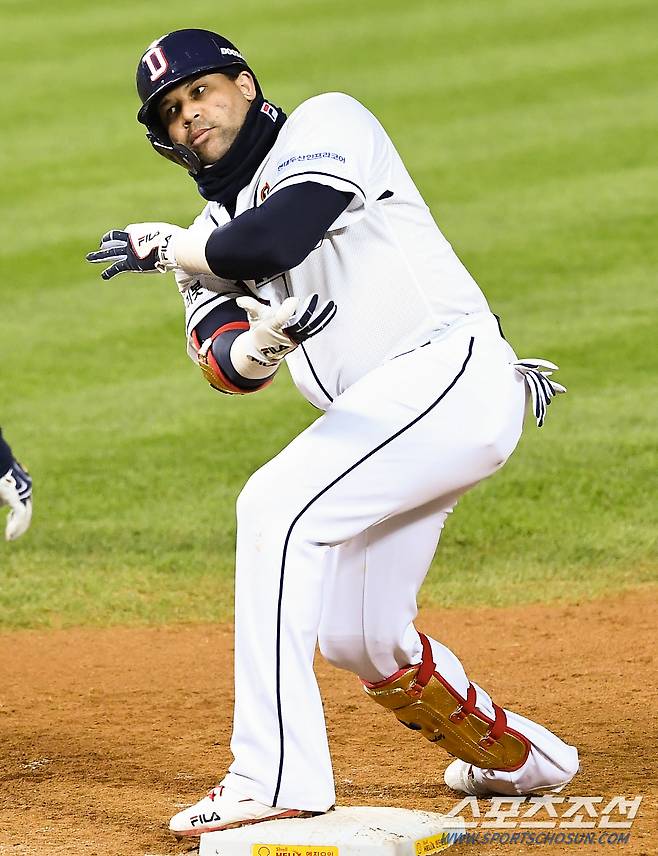 2021 KBO리그 두산 베어스와 KIA 타이거즈의 더블헤더 2차전이 17일 잠실구장에서 열렸다. 4회말 2사 1,2루 두산 페르난데스가 적시타를 날린 뒤 환호하고 있다. 잠실=박재만 기자 pjm@sportschosun.com/2021.10.17/