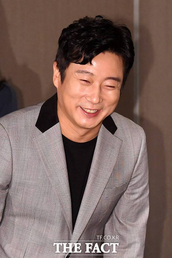 개그맨 이수근이 16일 JTBC 예능 프로그램 아는형님에 출연해 보이스피싱 경험담을 털어놨다. /남용희 기자