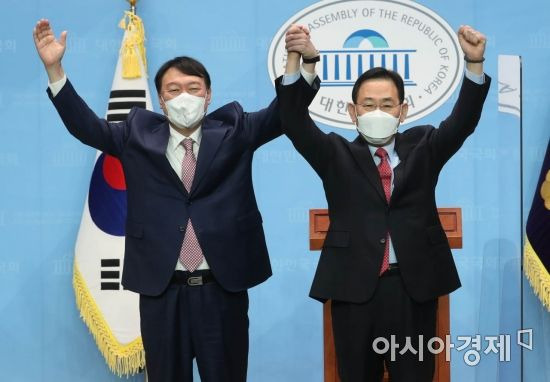 윤석열 국민의힘 대선 경선 후보와 선대위원장으로 합류한 주호영 의원이 17일 국회에서 공동 기자회견을 마친 후 포즈를 취하고 있다./윤동주 기자 doso7@