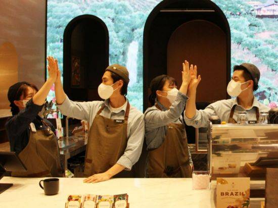 스타벅스 별다방 파트너들의 하이파이브.