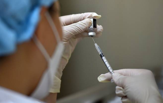 한 의료진이 화이자 백신을 주사기에 분주(백신을 주사기에 나눠 옮김)하고 있다./뉴시스