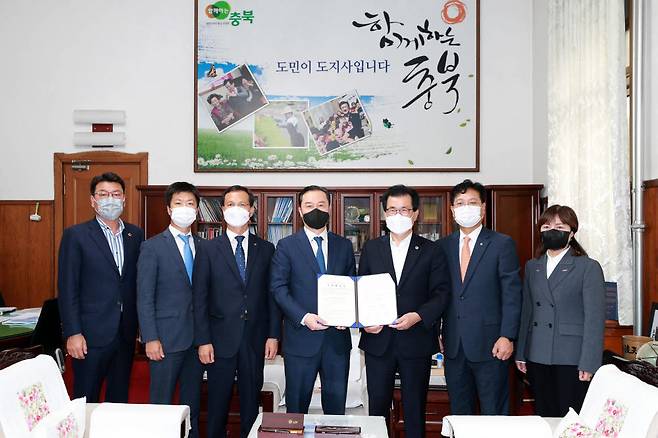 (사진 왼쪽부터) 김기창 충북도의원, 신준화 한양증권 본부장, 조병옥 충북 음성군수, 강문현 글로벌포원 회장, 이시종 충북지사, 서철수 NH농협리츠운용 대표와 관계자가 지난 15일 충북도에서 열린 협약식 후 기념촬영했다. (사진=NH농협리츠운용)