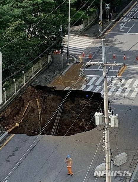 지난해 8월26일 경기 구리시 교문동 인근 도로에 직경 16m, 깊이 21m의 땅꺼짐(싱크홀)이 발생한 현장.