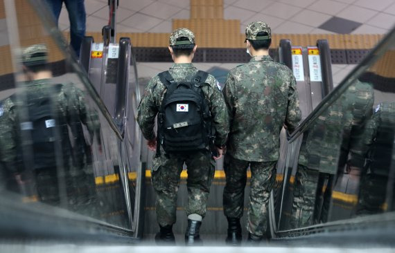 지난 4일 오전 서울 중구 서울역에서 군 장병이 이동하고 있다. 연천 육군 모 부대에서 코로나19 확진자가 발생한 이후 누적 46명 확진자가 발생했다. 사진=뉴스1