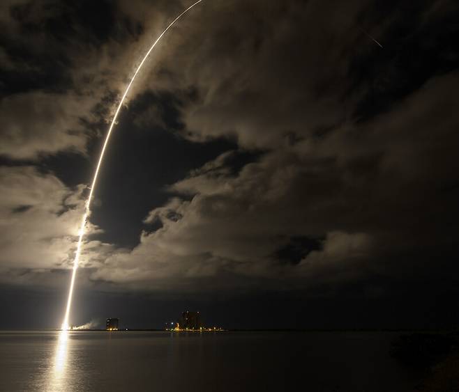 16일 새벽(현지시각) 루시 탐사선을 싣고 날아오른 아틀라스 5호 로켓의 상승 궤적. 2분30초 노출로 촬영한 사진이다. 나사 제공