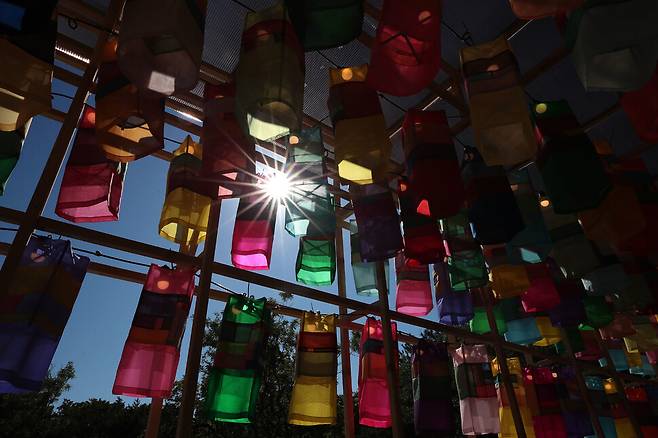 진주 비단을 선보인 <궁에서 심쿵쉼궁>. 진주의 실크 공동브랜드인 진주실크가 참여 제작한 2000여개의 실크등. 백소아 기자