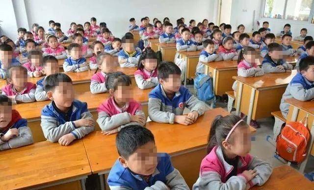 중국 허난성 난양시 전핑현의 한 초등학교. 최근 한 반에 100명이 넘는 1학년 아이들이 책상 하나를 셋이 쓰고 의자 하나에 둘이 앉아 콩나물시루마냥 수업을 해온 사실이 적발돼 여론의 공분을 샀다. 사진은 2019년 수업 장면. 다완로우스 위챗 계정 캡처