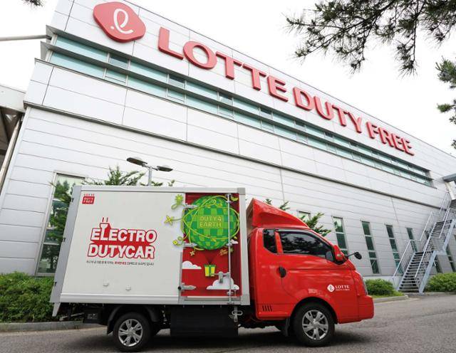롯데면세점은 지난 6월 보세운송에 친환경 전기차를 도입했다. 내년까지 보세운송 1톤 차량 13대 전부를 100% 전기차로 전환할 예정이다. 롯데면세점 제공