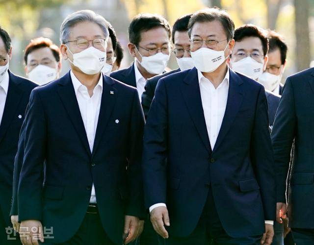 문재인(앞줄 오른쪽) 대통령과 이재명 경기지사가 지난 14일 오후 세종시 정부세종컨벤션센터에서 열린 균형발전 성과와 초광역협력 지원전략 보고 행사를 마친 후 참석자들과 함께 기념촬영을 하기 위해 이동하고 있다. 세종= 왕태석 선임기자