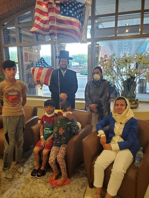 부모 없이 아프간에 남겨진 네명의 아이들을 미국으로 무사히 탈출시킨 뒤 어머니와 재회하게 한 마가렛텐(뒷줄 가운데). [트위터]