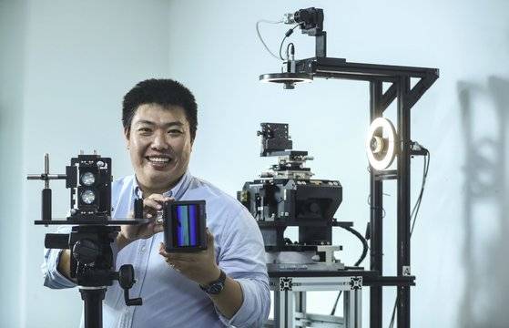 정지성 에스오에스랩 대표가 13일 경기도 성남시 분당구 경기기업성장센터 내 라이다 시험 장비들 앞에서 포즈를 취하고 있다. 김성룡 기자