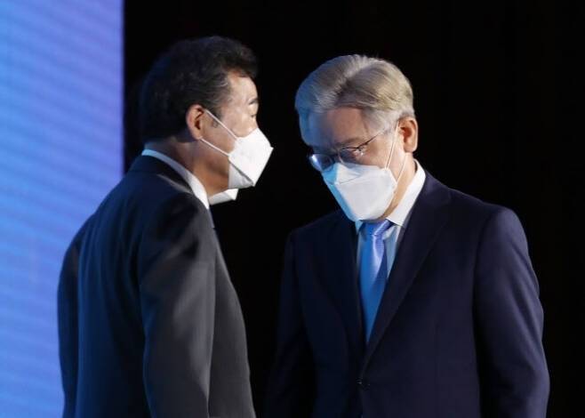 더불어민주당 대선주자인 이재명 후보(오른쪽)와 이낙연 전 대표. &nbsp; 연합뉴스