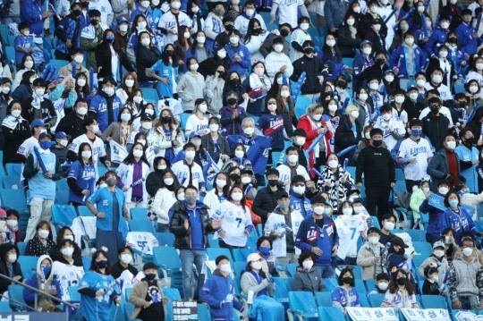 갑자기 쌀쌀한 날씨에도 불구하고 일요일 대구 야구장을 찾은 많은 팬들이 홈팀 삼성을 응원하고 있다.[사진 삼성 라이온즈]